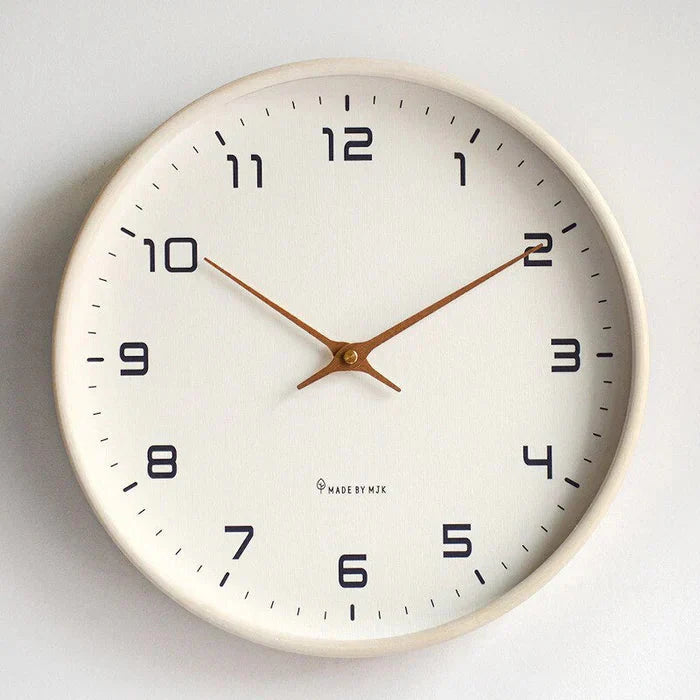 Nordische Holzwanduhr