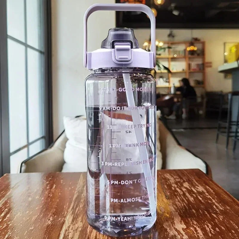 Tragbare 2-Liter-Wasserflasche mit Strohhalm und Zeitanzeige