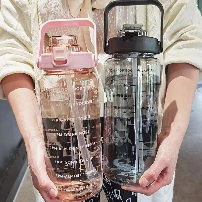 Tragbare 2-Liter-Wasserflasche mit Strohhalm und Zeitanzeige