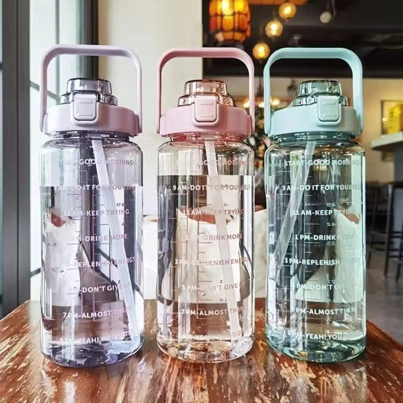 Tragbare 2-Liter-Wasserflasche mit Strohhalm und Zeitanzeige