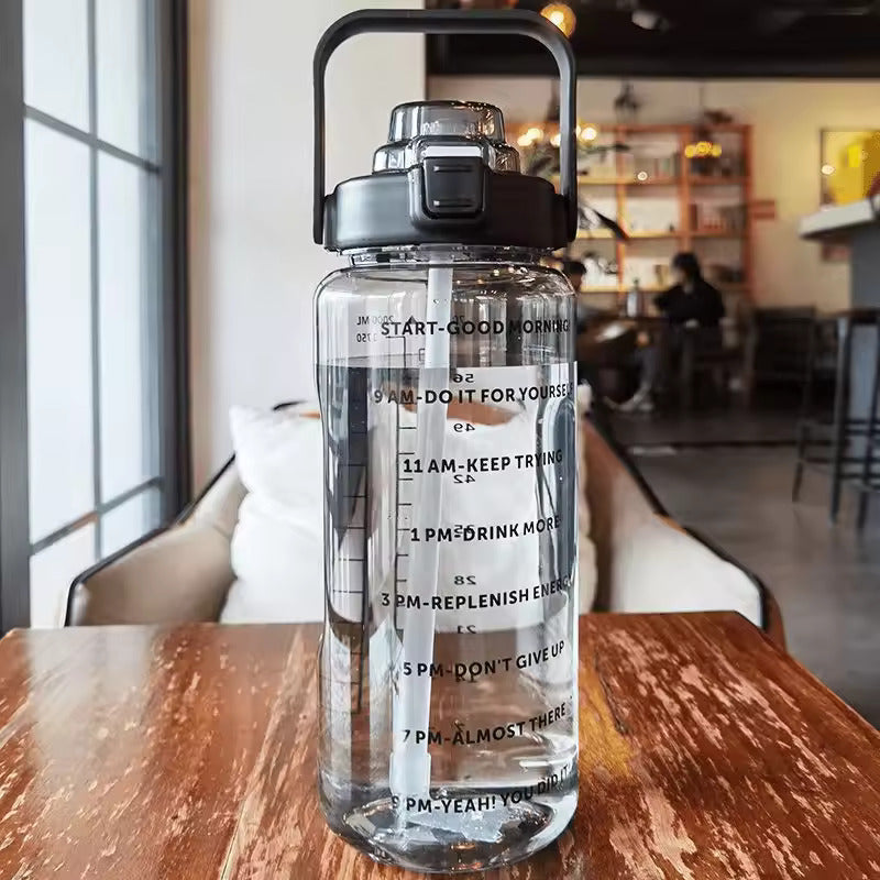 Tragbare 2-Liter-Wasserflasche mit Strohhalm und Zeitanzeige