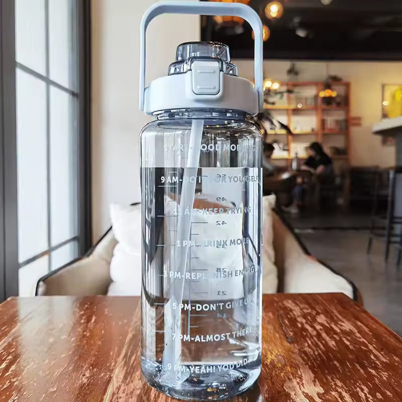 Tragbare 2-Liter-Wasserflasche mit Strohhalm und Zeitanzeige